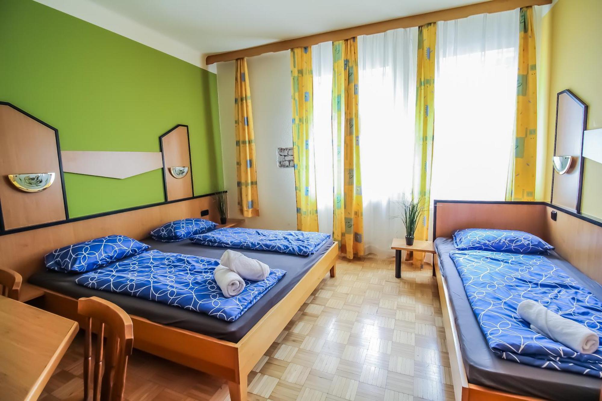 Cozy Rooms - U3 Hutteldorferstrasse Viena Exterior foto