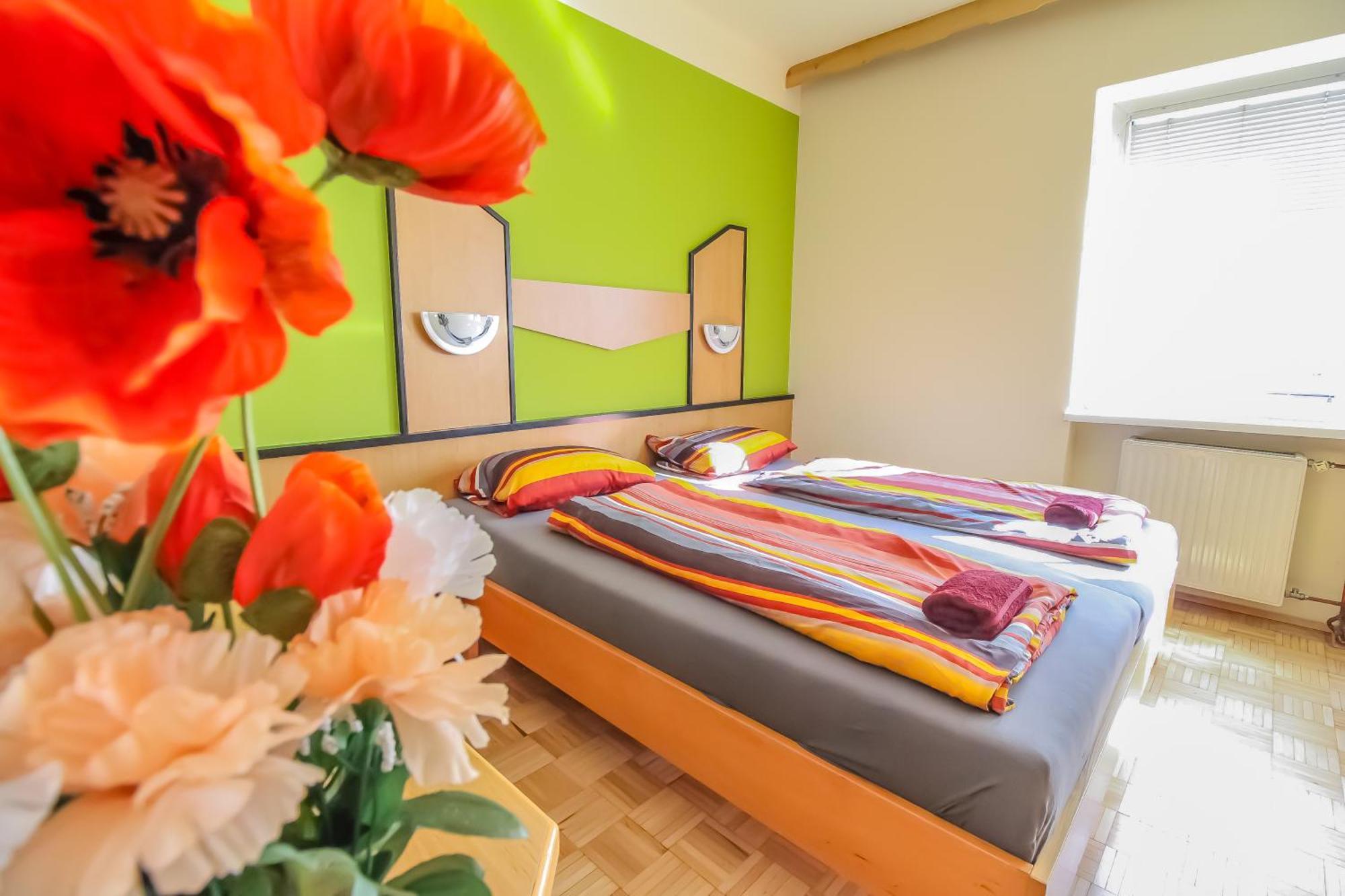 Cozy Rooms - U3 Hutteldorferstrasse Viena Exterior foto