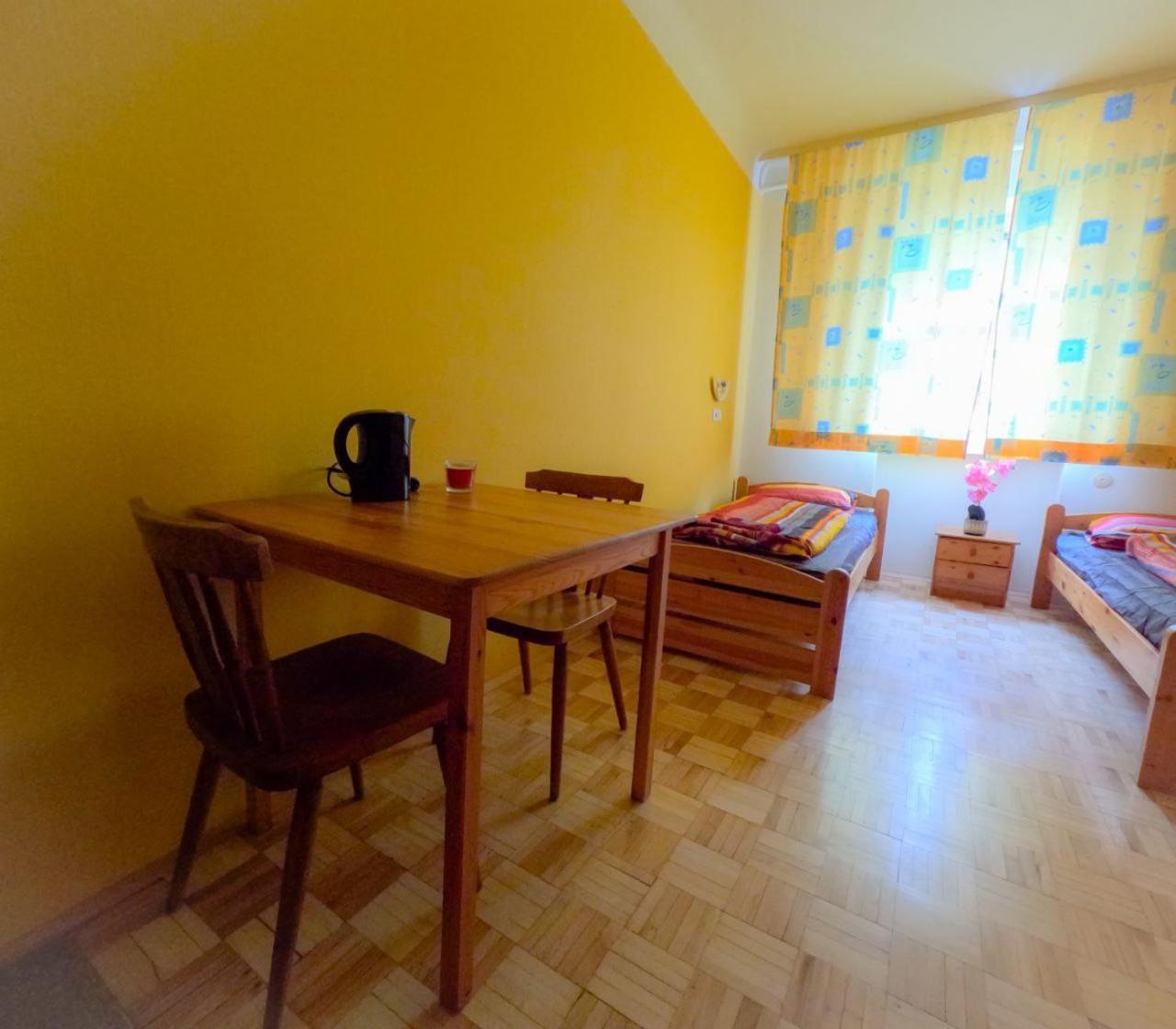 Cozy Rooms - U3 Hutteldorferstrasse Viena Exterior foto