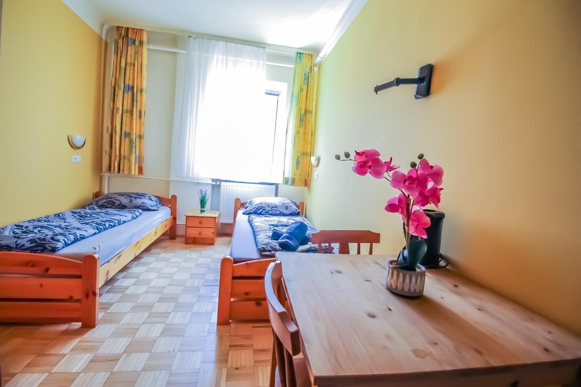 Cozy Rooms - U3 Hutteldorferstrasse Viena Exterior foto