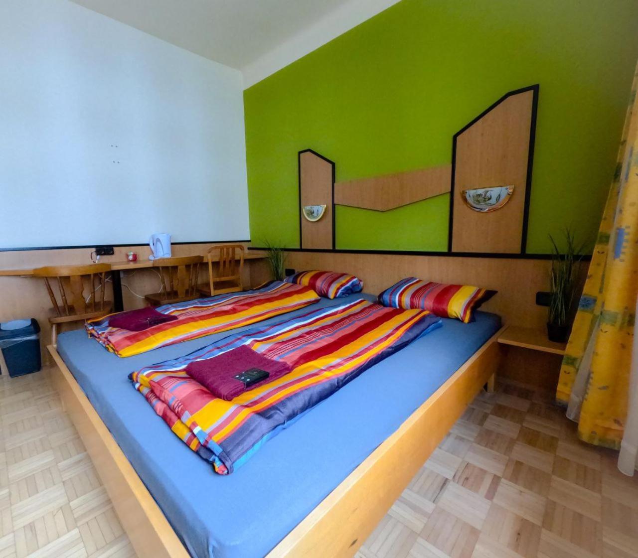 Cozy Rooms - U3 Hutteldorferstrasse Viena Exterior foto